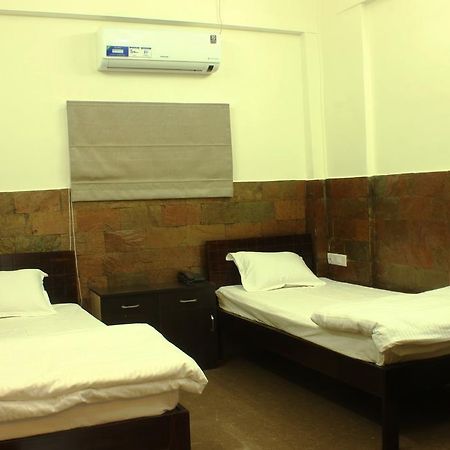 Urban Ville Hotel Poona Buitenkant foto